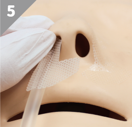 チューブ側の裏紙もはがし、鼻の際に沿わせて、少し押し込むように貼ります