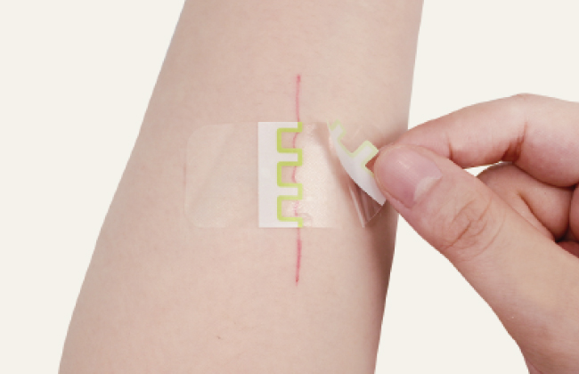 アトレスケアの貼り方｜片手で貼る方法（肩や腕に自分で貼るとき）の画像