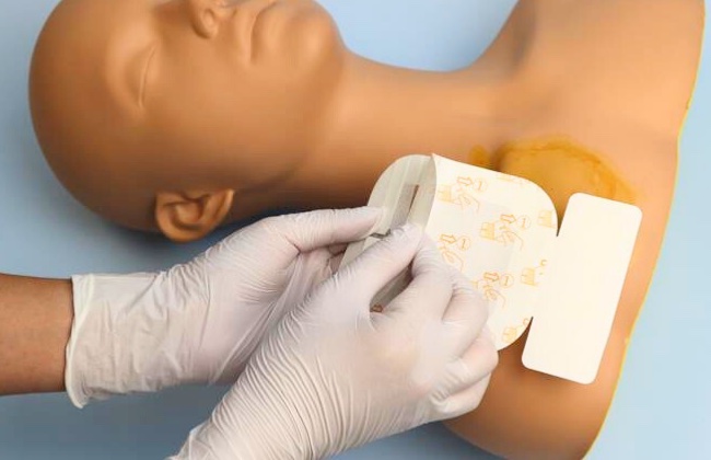 中心静脈カテーテル固定フィルムのわかりやすい貼り方【エアウォールIV切り込みタイプ】の画像